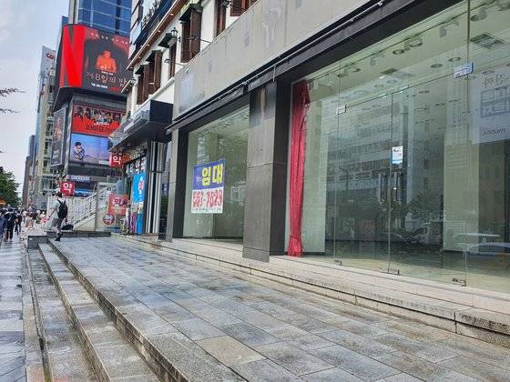 유동인구가 많은 강남역 극장 옆의 한 상가에 통신사 간판이 떼어진 채 비어 있다. 함종선 기자