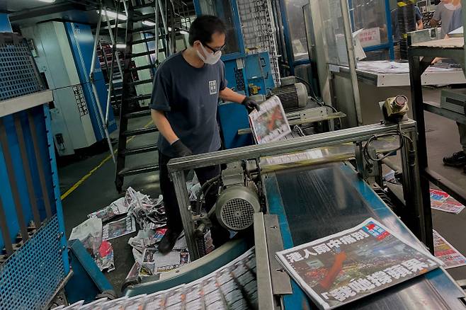 24일 홍콩의 한 인쇄소에서 빈과일보 직원이 마지막 신문을 인쇄하고 있다. 홍콩｜AP연합뉴스