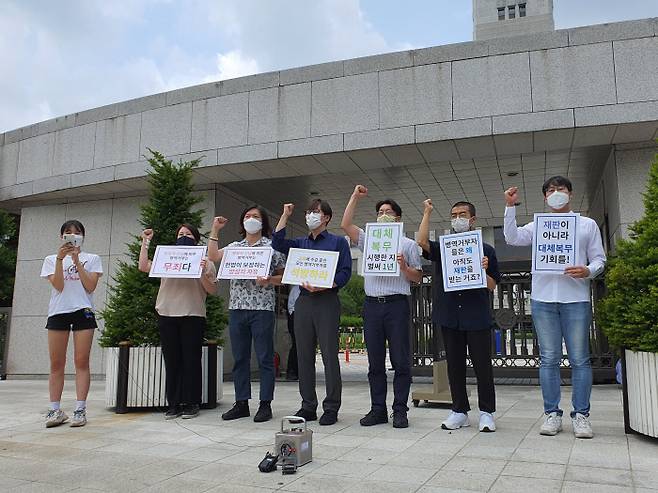 전쟁없는세상 등 시민단체가 24일 오전 대법원 앞에서 `평화적 신념에 따른 병역거부자 대법원 선고에 대한 입장 발표` 기자회견을 하고 있다. [사진 = 명지예 기자]