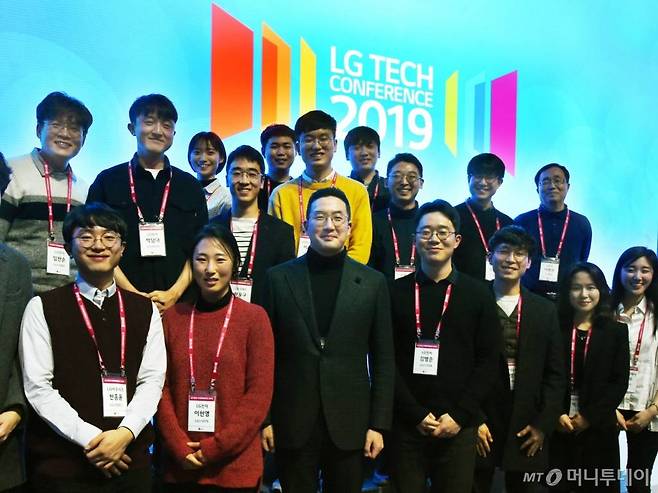 구광모 LG그룹 회장(앞줄 왼쪽 세번째)이 2019년 2월13일 서울 강서구 마곡 LG사이언스파크에서 열린 'LG 테크 컨퍼런스'에서 이공계 인재들과 함께 기념사진 촬영을 하고 있다. /사진제공=LG