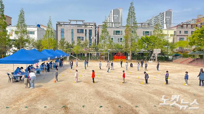 지난 4월 울산 남구 한 초등학교 운동장에 임시 선별진료소가 설치된 모습. 학생들이 거리두기를 하며 순서를 기다리고 있다. 반웅규 기자