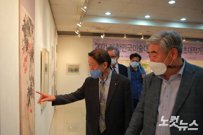 한국미술협회 이광수 이사장(오른쪽에서 두번 째)이 전시된 문인화를 둘러보고 있다. 노컷TV 김재두