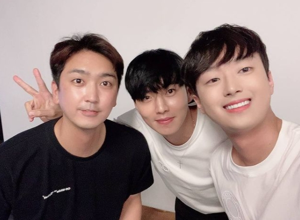 Lee Dae-hyung released a photo on his Instagram account on Monday afternoon with Lee Chan-won and Shim Soo-chang.Lee Chan-wons foot is also surprising, but his handsomeness, which is comparable to Lee Dae-hyung and Shim Soo-chang, who were called the visual two mountain ranges during the LG Twins, attracts attention.Lee Dae-hyung, who started his professional baseball career in the KBO League LG Twins, was called Oasis: Supersonic with his fast feet and was loved by baseball fans.After passing through the KIA Tigers, he finished his career in 2020 after finishing kt wiz in 2019.Shim Soo-chang started his professional baseball career with the LG Twins in 2004, went through several teams and then finished his career with the LG Twins in 2019.He is currently working as a commentator and YouTuber.