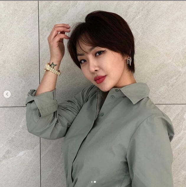 Group VAGEL member Narsha has reported on the latest.Narsha did not comment much on her 24 Days Instagram account with a photo.In the photo, Narsha gave a point to gold jewelery wearing a khaki shirt.Meanwhile, Narsha is in charge of SBS Love FM radio Narshas Abracadabra.Photo: Narsha SNS