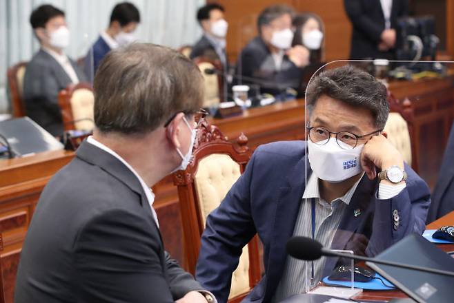 서훈 국가안보실장(왼쪽)과 이철희 정무수석이 지난 22일 오전 청와대에서 열린 국무회의에서 대화하고 있다 (사진=연합뉴스)