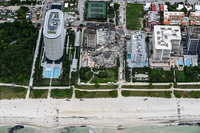 24일(현지시간) 마이애미 해변 주거지에 붕괴된 아파트가 보인다.(사진=AFP제공)
