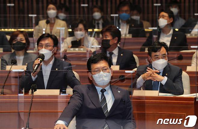 송영길 더불어민주당 대표가 22일 오전 서울 여의도 국회에서 열린 의원총회에서 회의 공개 여부와 관련한 김민석 의원의 의사진행 발언을 경청하고 있다. 2021.6.22/뉴스1 © News1 오대일 기자