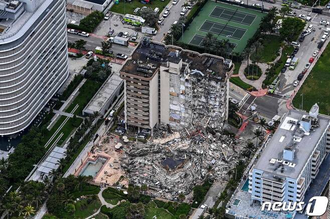 24일(현지시간) 플로리다주 마이애미 서프사이드의 12층짜리 챔플레인 타워 일부가 무너지는 사고가 났다. © AFP=뉴스1