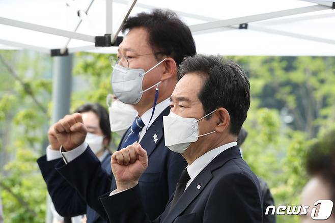 송영길 더불어민주당 대표와 정세균 전 국무총리가 9일 오후 서울 서대문구 연세대학교에서 열린 제34주기 이한열 추모식에 참석해 임을 위한 행진곡을 부르고 있다. 2021.6.9/뉴스1 © News1 이광호 기자