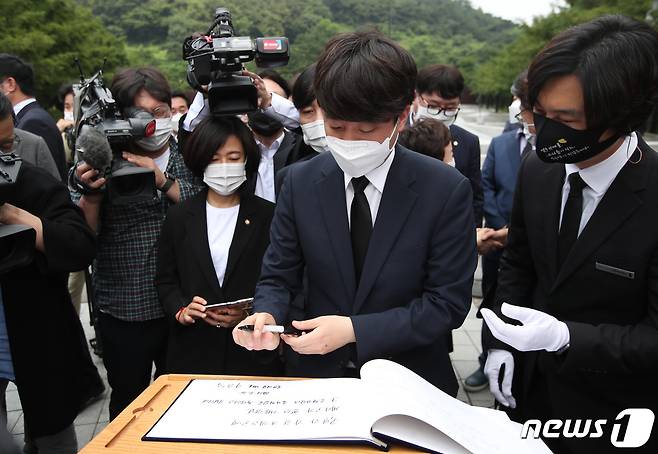 이준석 국민의힘 대표가 25일 오후 경남 김해시 봉하마을 고 노무현 전 대통령 묘역을 찾아 참배 후 방명록을 작성하고 있다. 2021.6.25/뉴스1 © News1 여주연 기자