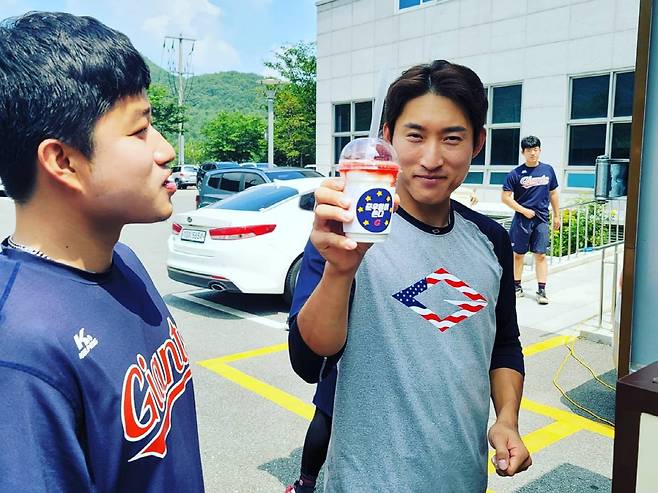 롯데 퓨처스 선수들이 전준우가 선물한 커피차를 만끽하고 있다. 사진제공=롯데 자이언츠