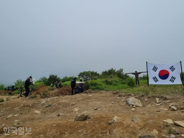 22일 강원 양구 대우산 일대에서 국방부 유해발굴감식단 감식관과 발굴병사들이 6·25 전쟁 전사자 유해를 찾기 위해 1차 발굴을 하고 있다. 양구=정승임 기자