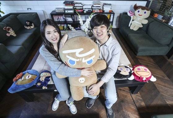 올해 최고 인기 게임으로 각광받고 있는 쿠키런 킹덤 개발한 데브시스터즈 이은지, 조길현 PD(왼쪽부터)가 25일 서울 강남구 데브시스터즈 사무실에서 쿠키런 캐릭터와 포즈를 취하고 있다. 김성룡 기자