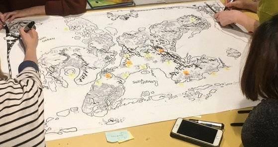 쿠키런: 킹덤의 세계지도를 그리며 내부 아이디어 회의를 하던 모습. 사진 이은지 PD