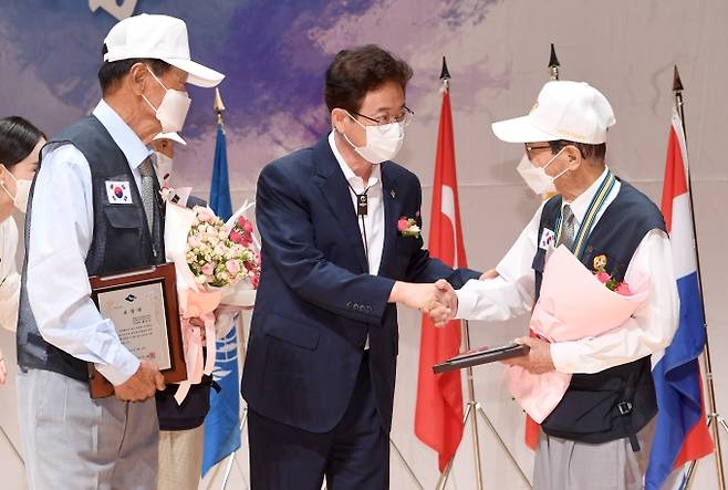 이철우 경북도지사가 유공자표창을 받은 참전용사들과 인사를 나누고 있다.(사진=경북도 제공)2021.6.25.