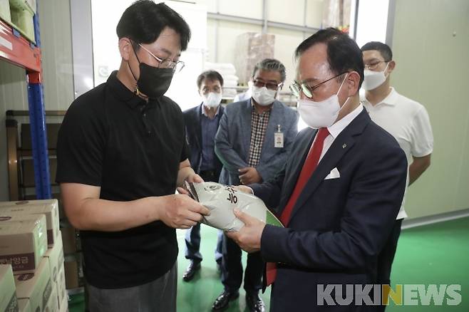 박상돈 천안시장(오른쪽)이 25일 능수식품 팥 앙금 가공장을 방문했다.