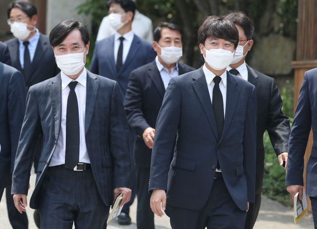 국민의힘 이준석 대표가 25일 오후 경남 김해시 진영읍 봉하마을을 방문, 권양숙 여사 예방을 마치고 사저에서 이동하고 있다.     이 대표는 권 여사 예방에 앞서 노무현 전 대통령 묘역을 참배했다. 연합뉴스