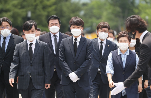 이준석 국민의힘 대표가 25일 오후 경남 김해시 진영읍 봉하마을 노무현 전 대통령 묘역을 참배하고 있다. 연합뉴스