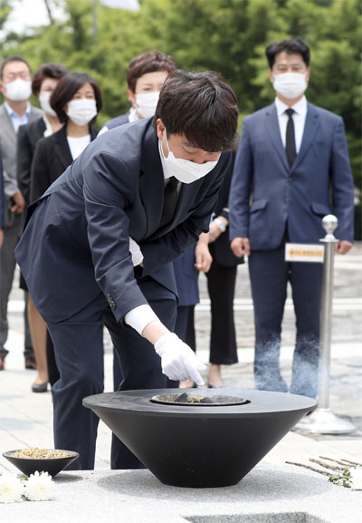 이준석 국민의힘 대표가 25일 오후 경남 김해시 봉하마을에서 고 노무현 전 대통령의 묘역을 참배하고 있다. [사진 = 연합뉴스]