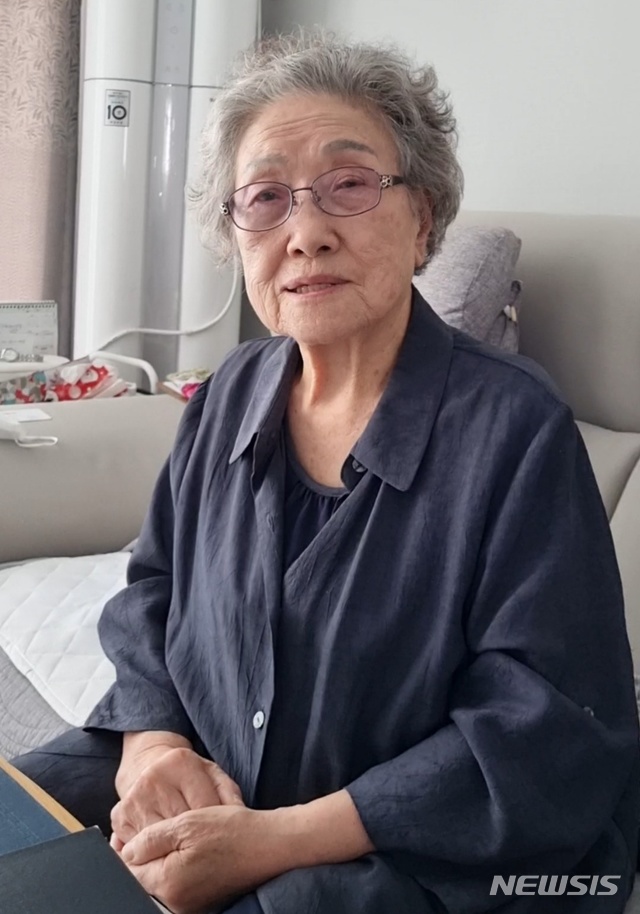 24일 오후 경기 의정부시 한 자택에서 6.25 전쟁에 참전한 여성 국가유공자 김근화씨가 인터뷰를 하고 있다. 2021. 06. 24. kdh@newsis.com