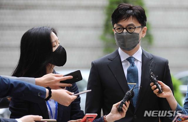 [서울=뉴시스]홍효식 기자 = 한동훈 검사장(오른쪽)이 지난달 21일 오후 서울 서초구 서울중앙지법에서 열린 정진웅 광주지검 차장검사의 폭행 관련 공판에 증인으로 출석하며 취재진의 질문에 답하고 있다. (공동취재사진) 2021.05.21. photo@newsis.com