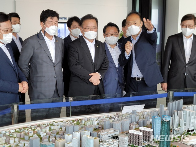 [부산=뉴시스] 제갈수만 기자 = 김부겸 국무총리가 25일 오전 부산항 국제여객터미널에서 부산항 북항재개발사업 추진현황을 보고받고 있다. 2021.06.25. jgsm@newsis.com