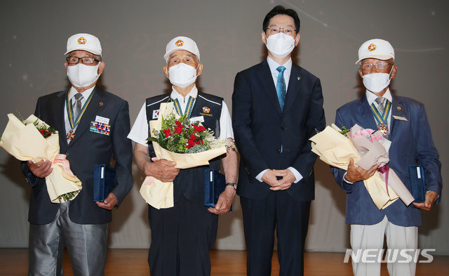 [창원=뉴시스]홍정명 기자= 김경수 경남도지사가 25일 오전 경남도청 대강당에서 6·25 참전유공자들에게 표창을 수여한 후 기념촬영을 하고 있다.(사진=경남도 제공) 2021.06.25.  photo@newsis.com