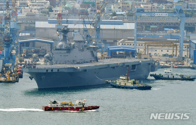 [부산=뉴시스]하경민 기자 = 대한민국의 해군에 인도된 두 번째 대형수송함인 '마라도함'(LPH-6112·1만4500t급)이 25일 오전 부산 영도구 한진중공업 영도조선소를 빠져나가고 있다. 마라도함은 길이 199m, 폭 31m이며, 최대속력은 23노트(시속 42.5㎞)를 자랑한다. 이 함정은 승조원은 300여 명 외에도 700여 명의 병력과 함께 전차, 장갑차, 차량 등을 수송할 수 있으며, 헬기와 공기부양정 2대도 탑재할 수 있다. 해군은 오는 28일 취역식을 개최할 계획이다. 2021.06.25. yulnetphoto@newsis.com