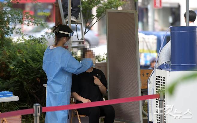 선별진료소에서 시민들이 검사를 받기 위해 줄을 서고 있다. 이한형 기자
