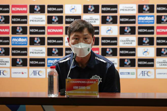 기자회견에 나선 전북 현대 김상식 감독. 한국프로축구연맹 제공