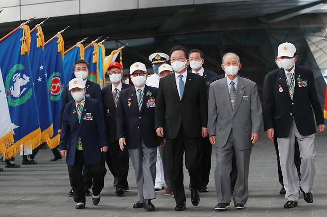 25일 오전 부산 해운대구 영화의전당에서 열린 6·25전쟁 제71주년 기념행사에서 김부겸 국무총리가 참전용사와 함께 입장하고 있다. 연합뉴스