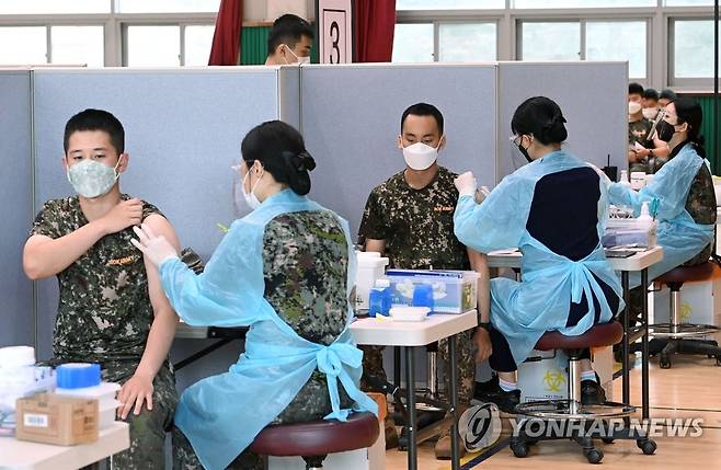 코로나 백신 접종받는 백마부대 장병 (서울=연합뉴스) 24일 경기도 고양시 육군 9사단(백마부대)에서 장병들이 코로나 백신을 접종하고 있다. 2021.6.24 [국회사진기자단] jeong@yna.co.kr