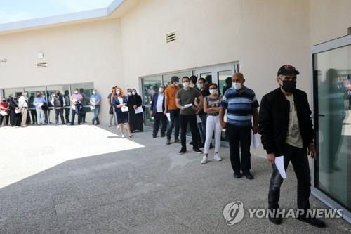 화이자-바이오엔테크 백신을 접종하기 위해 대기 중인 터키 수도 앙카라 시민  [AFP=연합뉴스]