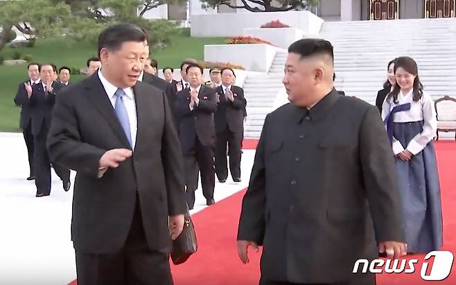 시진핑 중국 국가주석(왼쪽)과 김정은 북한 조선노동당 총비서 (중국 CCTV 캡쳐) 2019.6.21/뉴스1