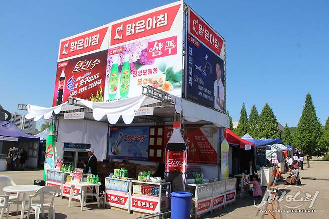 2019년 5월 열린 북한의 제22차 평양봄철국제상품전람회 야외 매대. (메아리 갈무리) © 뉴스1