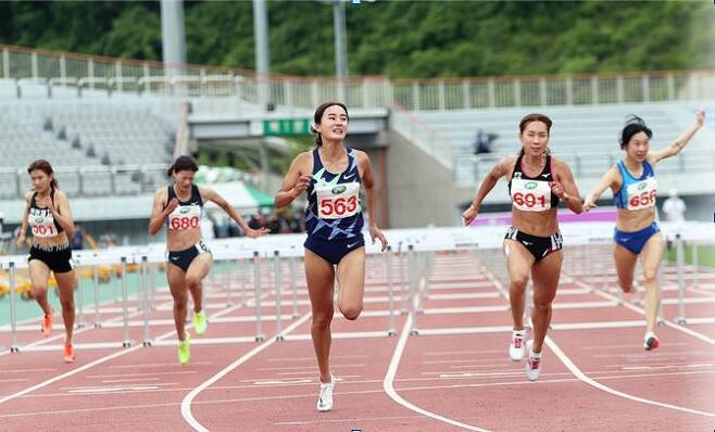 여자부 100m 허들 우승 정혜림(가운데)(대한육상연맹 제공)© 뉴스1