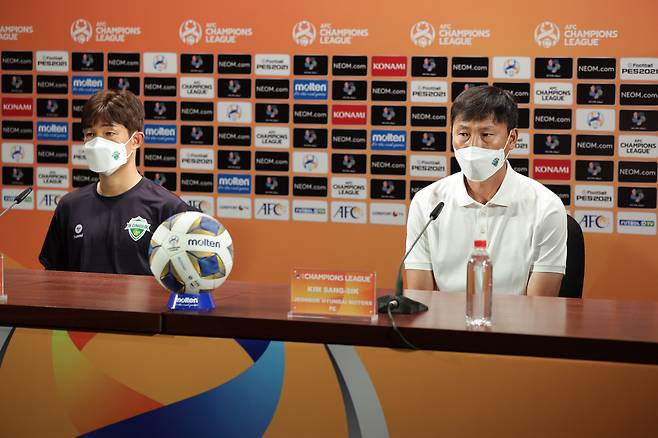 전북 김상식 감독(오른쪽)과 이승기가 치앙라이와의 경기가 끝난 뒤 기자회견을 하고 있다. 사진제공=한국프로축구연맹