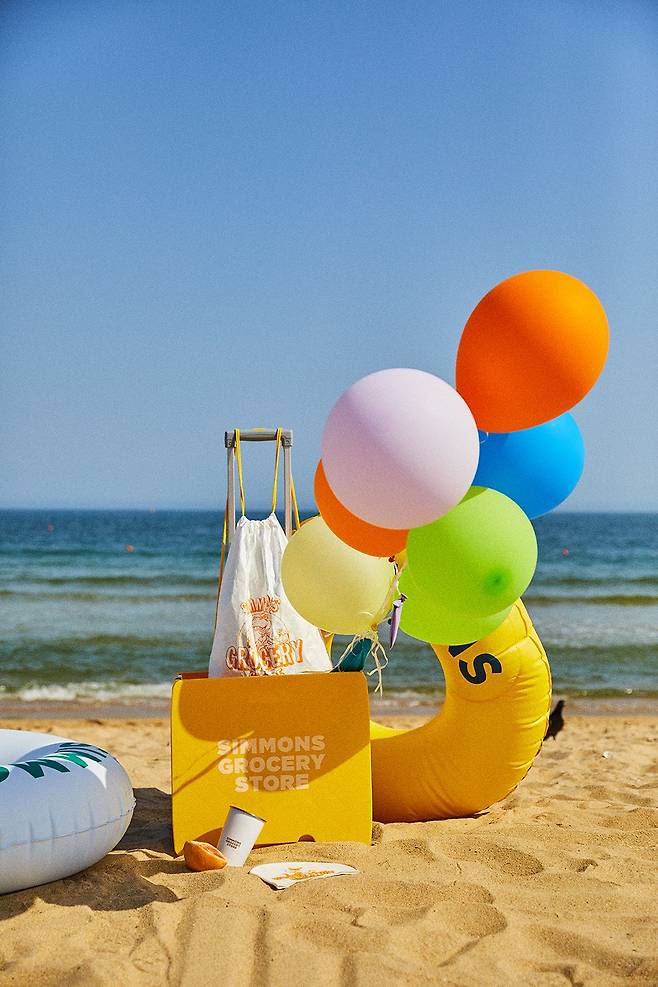 해운대 해수욕장에 시몬스의 한정판 상품 ‘조르개 백팩’ ‘핸드카트’가 놓여있다.