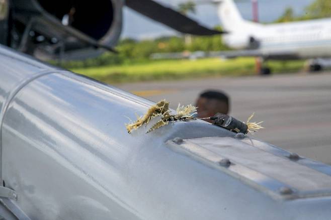 이반 두케 대통령이 탔던 대통령 전용 헬리콥터가 25일(현지 시각) 총격을 받았다. 사진은 총격을 받은 부위가 파손된 모습. /AFP 연합뉴스