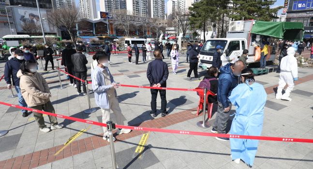 서울 구로역광장에 마련된 외국인 밀집지역 임시선별진료소에 시민들이 검사를 받기 위해 줄을 서고 있다. ⓒ데일리안 류영주 기자
