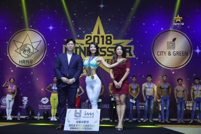 이종민 원장(가운데)이 2018년 피트니스스타 광명 대회에서 상을 받은 뒤 시상자들과 포즈를 취했다. 이종민 원장 제공.