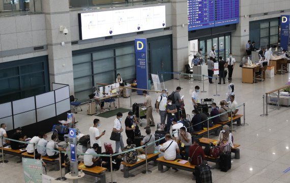 최근 델타변이 우려가 높아지는 가운데 25일 인천국제공항 제1여객터미널에 해외 입국자들이 이동을 위해 대기하고 있다. (출처:뉴스1)