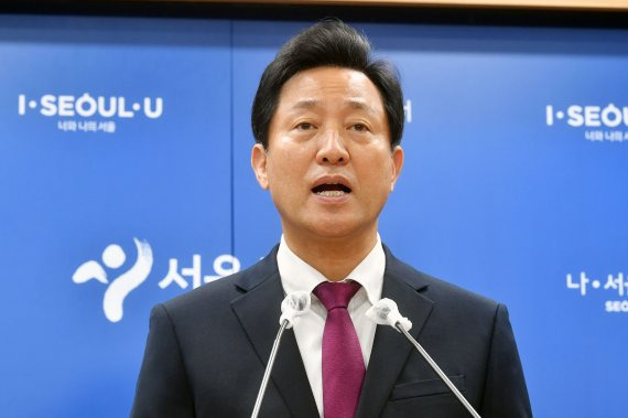 오세훈 서울시장은 이달 민간 공사장 안전관련 정보를 확인할 수 있는 '공사장 정보화 시스템'을 내년 3월부터 시행하겠다고 발표했다. 오 시장은 보궐선거 당시 경기도와 전라북도처럼 공공의료원 수술실에 CCTV를 달아달라는 시민사회단체의 요청을 받아들이지 않은 바 있다. 사진=서동일 기자