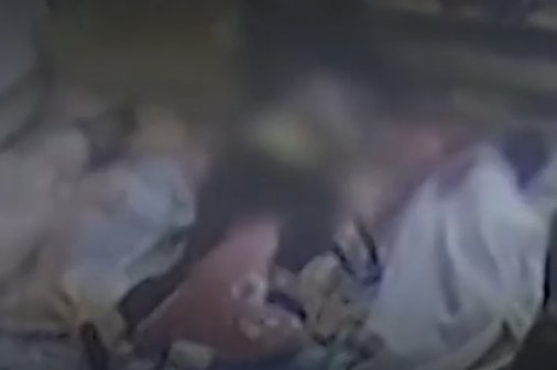 어린이집 CCTV 설치 의무화 뒤 어린이집 교사 등에 의해 저질러진 아동학대 사례가 꾸준히 적발되고 있다. 현장에선 CCTV가 사건의 명확한 해결은 물론 아동학대 방지 기능도 있다는 평가가 나온다. 사진은 한 어린이집에서 발생한 아동학대 의심 영상. fnDB.