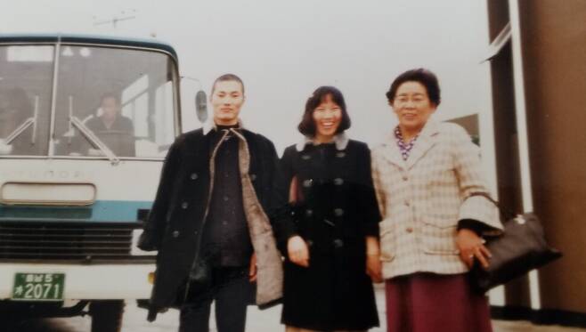 1980년 말 대전교도소에 있을 때 사회참관을 나가 약혼자인 민향숙(가운데)과 장모 조만조씨와 함께한 이철씨. 이철 제공