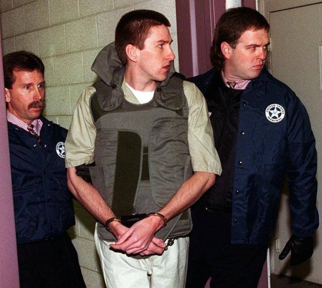 오클라호마시티 폭탄 테러의 범인인 티모시 맥베이(가운데)가 1996년 1월 법정으로 들어가고 있다. 맥베이와 동료들은 1995년 4월 19일, 폭탄이 장착된 트럭을 이용해 오클라호마시티의 앨프리드 P. 뮤러 연방정부청사를 폭파시켰다. 이 사건으로 168명이 숨지고, 600여 명이 다쳤다. 9.11 테러 이전 미국에서 일어난 가장 인명 피해가 컸던 테러로 기록된다. 연합뉴스