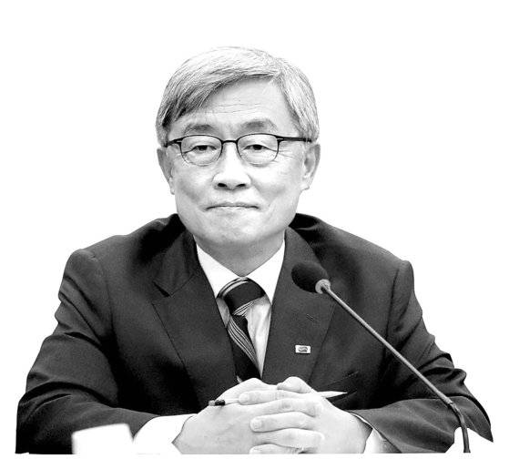 최재형 감사원장이 24일 국회에서 열린 법사위 전체회의에 출석해 의원 질의에 답변하고 있다. 오종택 기자