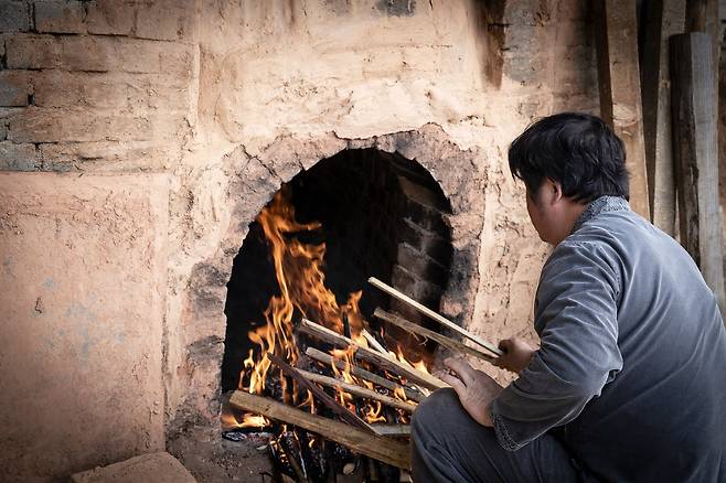 불을 때는 시간동안은 가마 앞을 지켜야만 한다.
