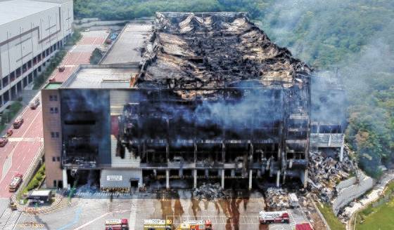 이천 쿠팡 덕평물류센터 화재 현장에서 소방당국이 진화작업을 벌이고 있다. 뉴스1