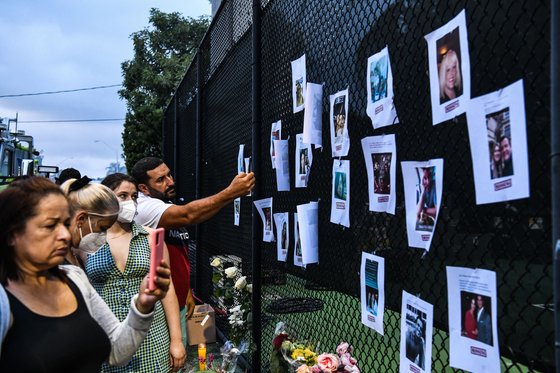 플로리다 아파트 붕괴 사고에서 실종된 사람들의 사진이 25일 벽에 걸려있다. AFP=연합뉴스